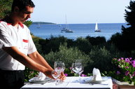 Spezialitäten: Brodettosuppe aus Lošinj mit Drachenkopf und Meeraal mit Maisbrei / Seehecht gekocht in Wein mit Olivenöl “Aldebrand Petrina” / Haifischmarinade mit Salbei und Lauch aus Lošinj / Urwüchsige Inselspargeln mir Teigware “Fuži” / Krabbensuppe “Contessa Hilda” / Insellammfleisch “im Topf” / Stäbchen “Ražnjići” mit Huhnfleisch, trockenen Feigen und Speck / Schockoladetorte mit Inselfeigen / Pfannkuchen mit Hüttenkäse übergossen mit Salbeihonig und Nuss.