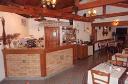 In angenehmem Ambiente bieten wir Spezialitäten der lokalen Küche, täglich frischen Fisch, Grillgerichte, Fiorentina-Steak, Wokspezialitäten und Kindergerichte. Klimatisierter Innenraum, schattige Terrasse, Gratis-Parkplatz und freundliches Personal garantieren einen angenehmen Besuch bei Pepe Nero.