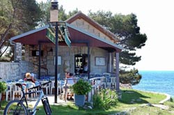 Befindet sich neben dem Leuchtturm direkt am Meer. Das Restaurant hat eine große Terrasse, auf der sich ein wunderschöner Blick auf die Hohe See und die Insel Susak in der Ferne bietet.Lanterna bietet Spezialitäten vom Holzkohlegrill an, der nur noch hier derartig genutzt wird...