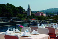 Befindet sich neben den Außenpools und der Tanzterrasse, direkt am Meer, mit wunderschönem Blick auf den pittoresken Ort Veli Lošinj. Das Restaurant Punta bietet eine große Auswahl an Fisch- und Fleischspezialitäten. Spezialitäten: Krakensalat / Gnocchi mit Waldspargel und Scampi „Aldebrand Petrina“ / Lamm der Insel Cres zubereitet unter der Peka / Karameldessert “Rožata” mit Mandeln.
