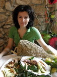 Spezialitäten: Gulasch “Žgvacet” mit Lammfleisch aus Cres / Adtiatische Kalamari ungereinigt / Kohl mit einheimischen Kalamari / Seeteufel in Spargelsauce / Zahnbrasse auf Seemans Art / Hummer im Backofen mit Gemüse / Grosse Wahl Flaschenweine aus Kroatien. <u>Kein Fisch aus Fischzucht</u>.