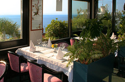 Unsere langjährige Erfahrung bei der Vorbereitung von Mediteranen Spezialitäten, allen Arten von Fischgerichten, hochwertigen Wein und Olivenöl wird auch die anspruchsvollsten Gäste befriedigen. Gäste mit Halbpension haben die Möglichkeit aus dem „A la carte“ Menü zu wählen. Unsere Priorität ist das Angebot an frischen Speisen, zu einen Preis der für alle erschwinglich ist.