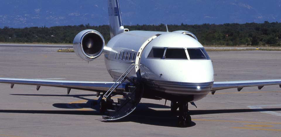 MIT DEM FLUGZEUG