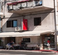 Located by the sea promenade, with its big outdoor terrace, pizzeria offers a big choice of pastas, meat dishes and pizzas.
