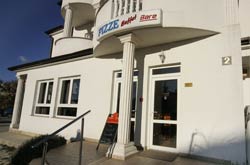 Wide choice of salads and pizzas from wood-fired oven, pastas and hot sandwiches prepared right before your eyes.