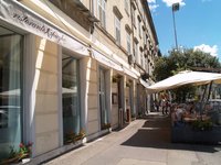 An Italian restaurant in the city centre offers pizzas and pastas prepared according to the original recipes, fish and meat dishes in combination with local ingredients.