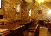 Try fish and sea food dishes, as well as tasteful smoked ham and cheese in this pleasant tavern, decorated with fishing nets and old maritime artifacts.