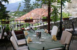 Un'offerta gastronomica per quelli che desiderano qualcosa di diverso! Bistrot e caffè bar, pizze cotte nel forno a legna, menù a base di carne e pesce, possibilità di organizzare feste.