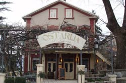 In un ambiente dalla gradevole e rilassante atmosfera casalinga, vengono offerte specialità alla griglia e cibi autoctoni. L'osteria è l'ideale per organizzare eventi privati e di lavoro (pranzi e cene su ordinazione, compleanni, battesimi, piccole feste di matrimonio e altre ricorrenze).