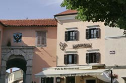 Bistrot con terrazzo al pianterreno e ristorante al I e II piano.