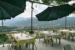 Gran parte della nostra offerta consiste in cibi autoctoni, semplici e molto gustosi. Dal nostro ristorante spazia una vista magnifica sul Quarnero e le isole. L'idea di mangiare osservando il movimento delle onde quarnerine o cenare in compagnia di una miriade di stelle, è molto allettante.