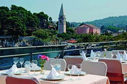 Situato alle piscine esterni e con la terrazza da ballo al mare con vista bellisiima sul pittoresco Lussingrande. Specialità: Insalata di polipo / Gnocchi con asparagi di bosco selvatici e scampi „Aldebrand Petrina“ / Agnello chersino sotto la „peka“ ( campana) / Rosata ( tipo di dolce) con pinoli.