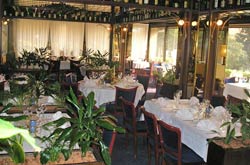 Il ristorante “Evergreen” dista soltanto un chilometro dal centro d’Abbazia, sulla strada principale in direzione di Fiume (è adiacente al palazzo del Municipio). Offre una vasta gamma di specialità di carne e di pesce adattate a tutti i gusti ed a tutti i desideri.