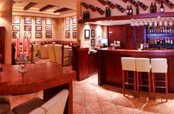
<p>Il “Ružmarin” è un piccolo ristorante a conduzione familiare con una tradizione che risale al 1986. Il suo personale, con professionalità e cortesia, farà di tutto per farvi sentire a vostro agio ed aiutarvi nella scelta dei cibi. Offriamo grigliate di pesce e di carne, pizze e paste. Ci troverete al centro di Abbazia, all’indirizzo Veprinački put 2, dietro l’hotel Palace, a Slatina.</p>
