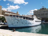 Il vantaggio di pranzare a bordo regala la sensazione di una vita sul mare e la garanzia di pesce sempre fresco. L´Arca Fiumana è ancorata sulle Rive di Fiume e offre specialità della cucina litoranea e continentale.