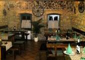 La trattoria Brig è ospitata in una casa del 1767. Offre piatti alla griglia, antipasti caldi e freddi, specialità cotte sotto la campana, bistecche con varie salse, salsicce della casa cotte nel vino...