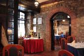 Il Feral si trova nel cuore della città e offre principalmente un menù di mare, ma anche varie specialità di carne e piatti vegetariani, avvolti nell`ambiente accogliente di una tipica trattoria litoranea.