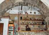 Questa trattoria si trova nel mercato cittadino ed è un`ottima scelta per una breve pausa e per assaggiare gustosissime specialità di pesce e carne; tra i più richiesti, i piatti di selvaggina e l´agnello lesso