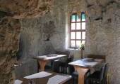 Stando alla storia, nel periodo in cul Fiume era occupata degli Italiani, nei dintorni di questa trattoria operava un dei più famosi bordelli della città. Oggi, in un´atmosfera davvero speciale, potete gustare vari spuntini, specialità di carne e pesce e un bicchiere di buon vino. Il tutto a prezzi convenienti.