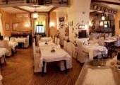 Situato direttamente nel cuore di Fiume, ristorante Zlatna školjka trapassato la tradizione piu lungha della regione. Usando le ricette tradizionali della zona preparati con la pesce fresca,&nbsp; il ristorante e diventato uno dei piu famosi. La pizzeria serve la pizza napoletana dal forno a legna e paste traditionali italiane.