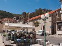 Restoran s dugogodišnjom tradicijom dobre kuhinje&nbsp; morskih plodova, ribe i mesa. Restoran se nalazi uz samu rivu sa ljetnom natkrivenom terasom blizu mora.