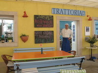 
<p>Talijanski specijaliteti, specijaliteti sa tartufima, domaća tjestenina. Specijaliteti: Pršut od tune s korijenom celera „Petar Jakov Leva“, Domaća tjestenina s raguom od vepra, Ovčji sir s medom (okus tartufa). </p>
