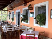 Ugostiteljsko-gastronomski simbol općine Kostrena koji svojim gostima već četiri desetljeća pruža neodoljiv spoj bogate ponude ukusnih jela uz miris samo nekoliko metara udaljenog morskog plavetnila. Ukusan kruh, rezance i njoke odreda krasi epitet - domaće, kao i pravi kostrenski brudet od mrkača, lignje s palentom te brojne druge riblje i mesne specijalitete.&nbsp;&nbsp;&nbsp;