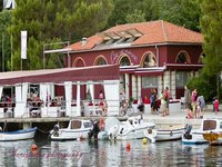 Smješteni smo na krčkoj rivi! Po danu, u ugodnoj atmosferi, možete uživati u domaćim kolačima, tortama i domaćem sladoledu. Navečer se pretvaramo u klub te uz poznate dj-eve i raznovrsan odabir žestokih pića i vina sigurno nudimo odličan provod.