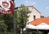 Tipična primorska konoba koja svakodnevno nudi domaća mesna i povrtna jela, domaći kruh te svježe torte i kolače.