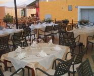 Restoran u središtu grada sa širokom gastronomskom ponudom. Specijaliteti: šurlice s lignjama /&nbsp;brudet od sušene hobotnice s palentom 
